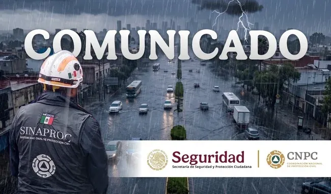 Personas caminando con paraguas bajo la lluvia en una calle inundada