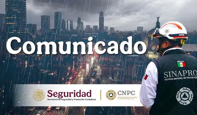 Personas caminando bajo la lluvia con sombrillas en una calle de México