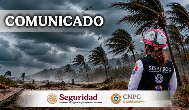 Personas caminando bajo la lluvia en una calle inundada de una ciudad mexicana