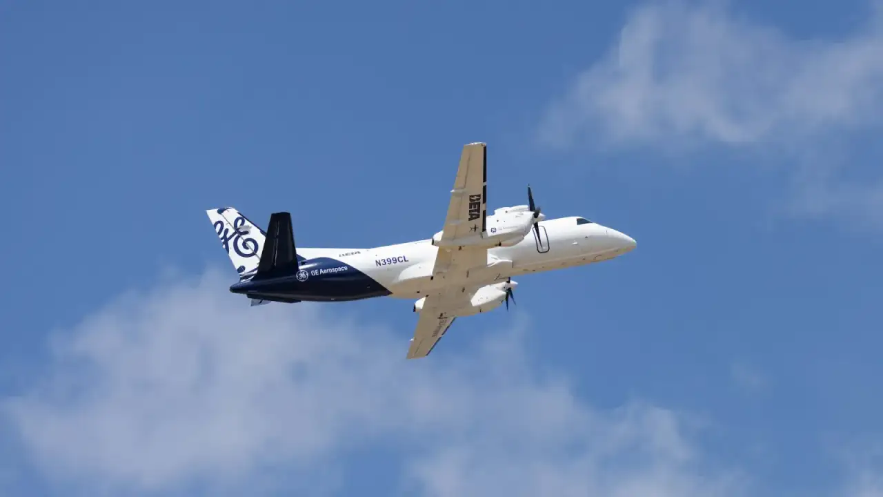 Aeronave Saab 340B con motor híbrido-eléctrico en exhibición en Farnborough Air Show