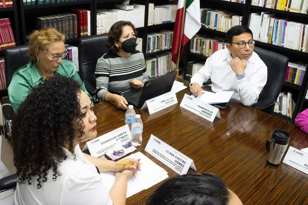 Personas asistentes a un encuentro comunitario sobre derechos indígenas