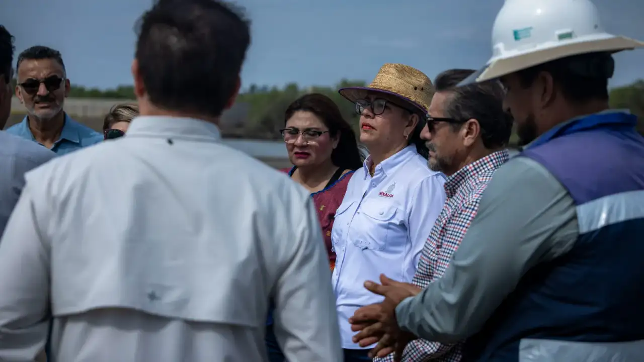 Trabajadores y autoridades durante la supervisión de un puente en construcción en Guasave