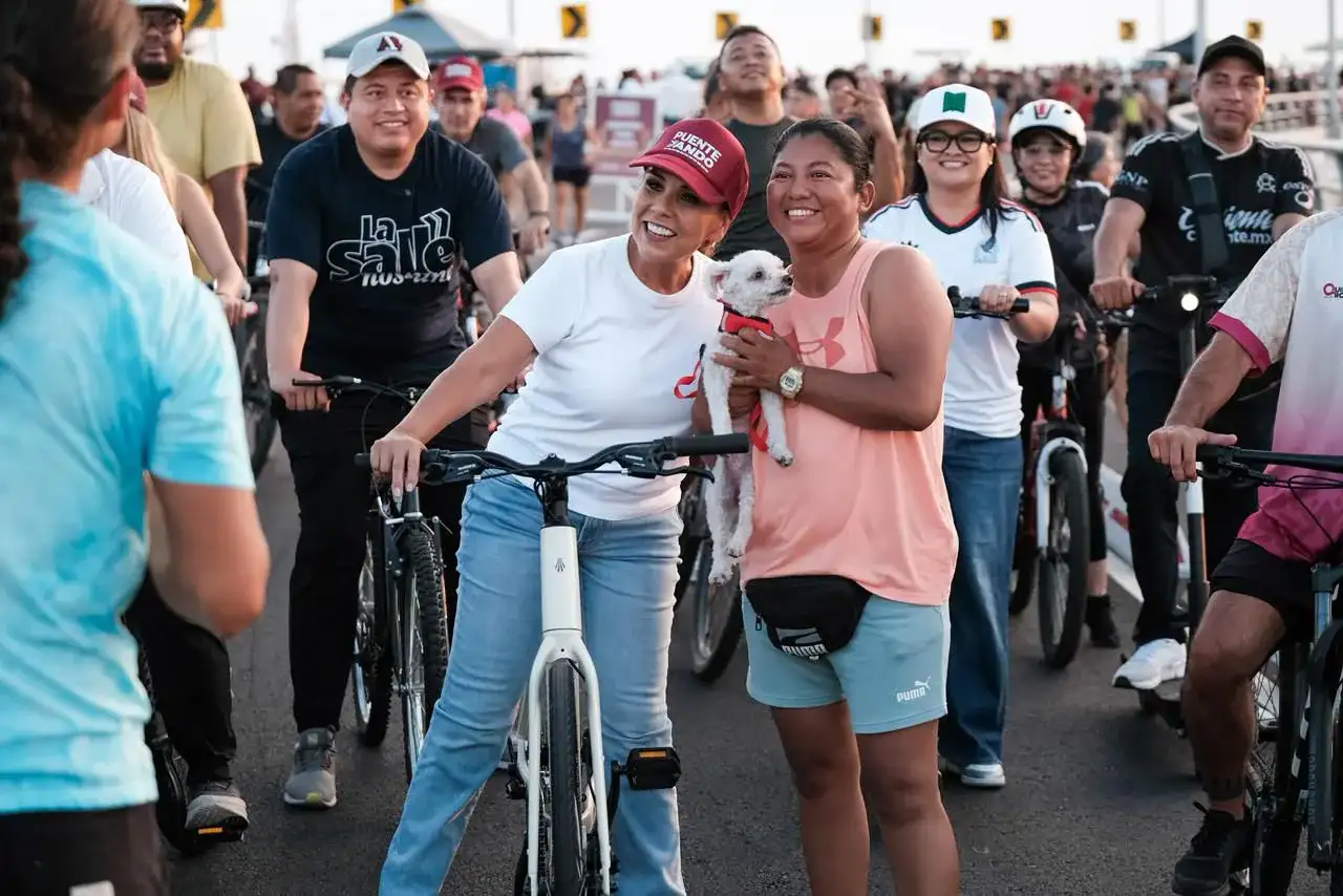 Personas en bicicleta y caminando sobre el Puente Nichupté durante el evento Puenteando