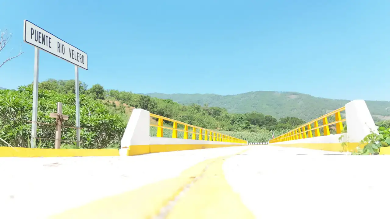 Puente vehicular en construcción sobre el río Velero en Ayutla de los Libres, Guerrero