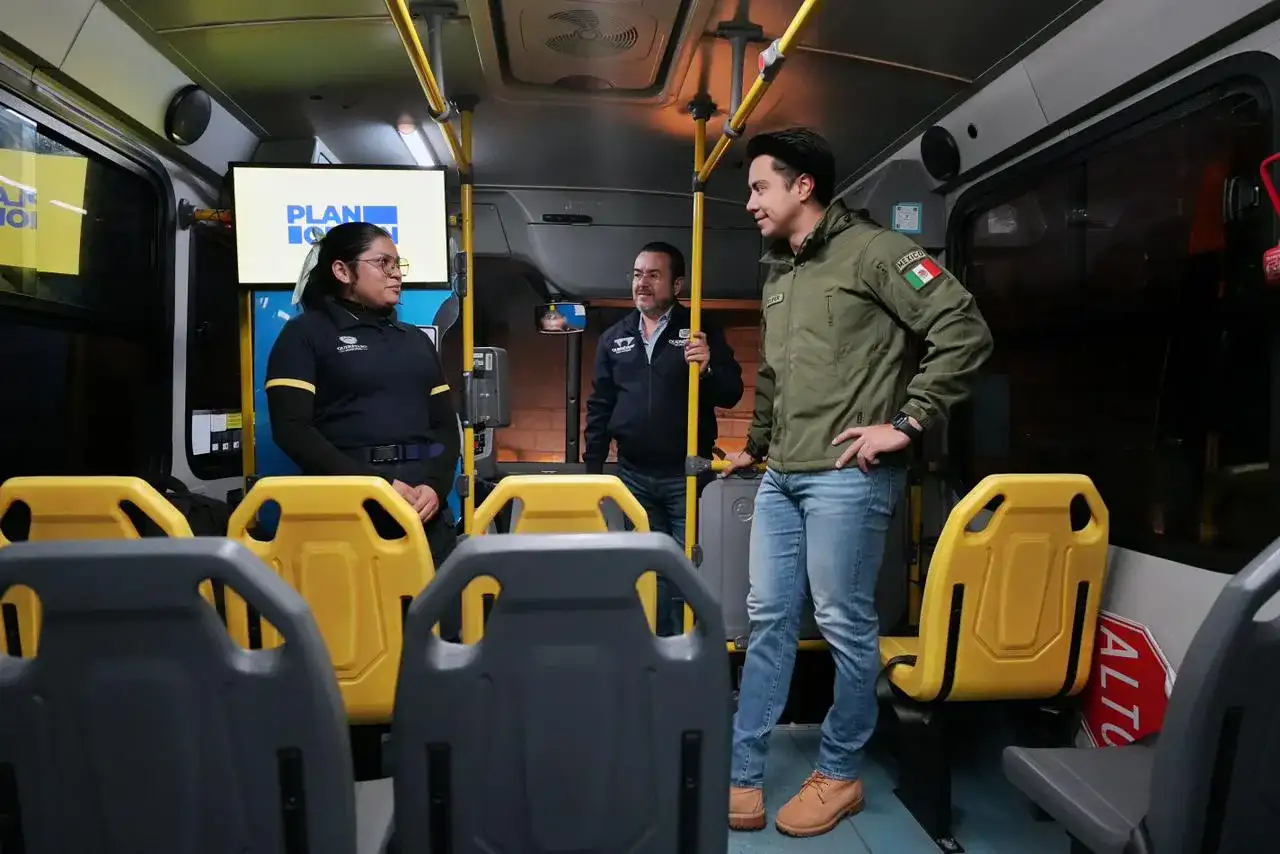 Estudiantes abordando un autobús escolar en Querétaro