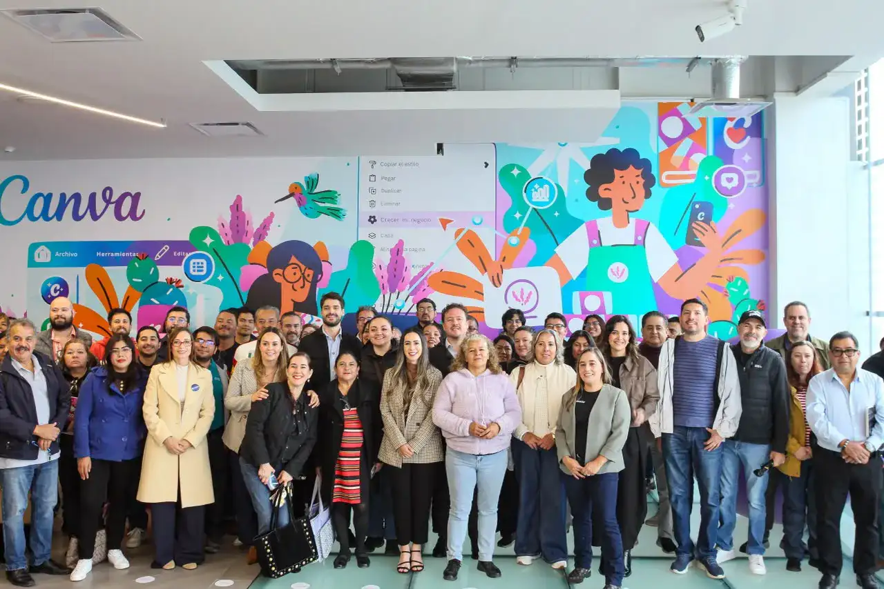 Personas participan en una jornada de capacitación digital en un centro de innovación