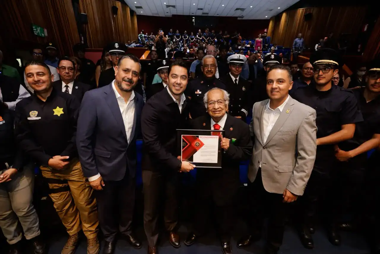 Ceremonia de aniversario de bomberos en Querétaro