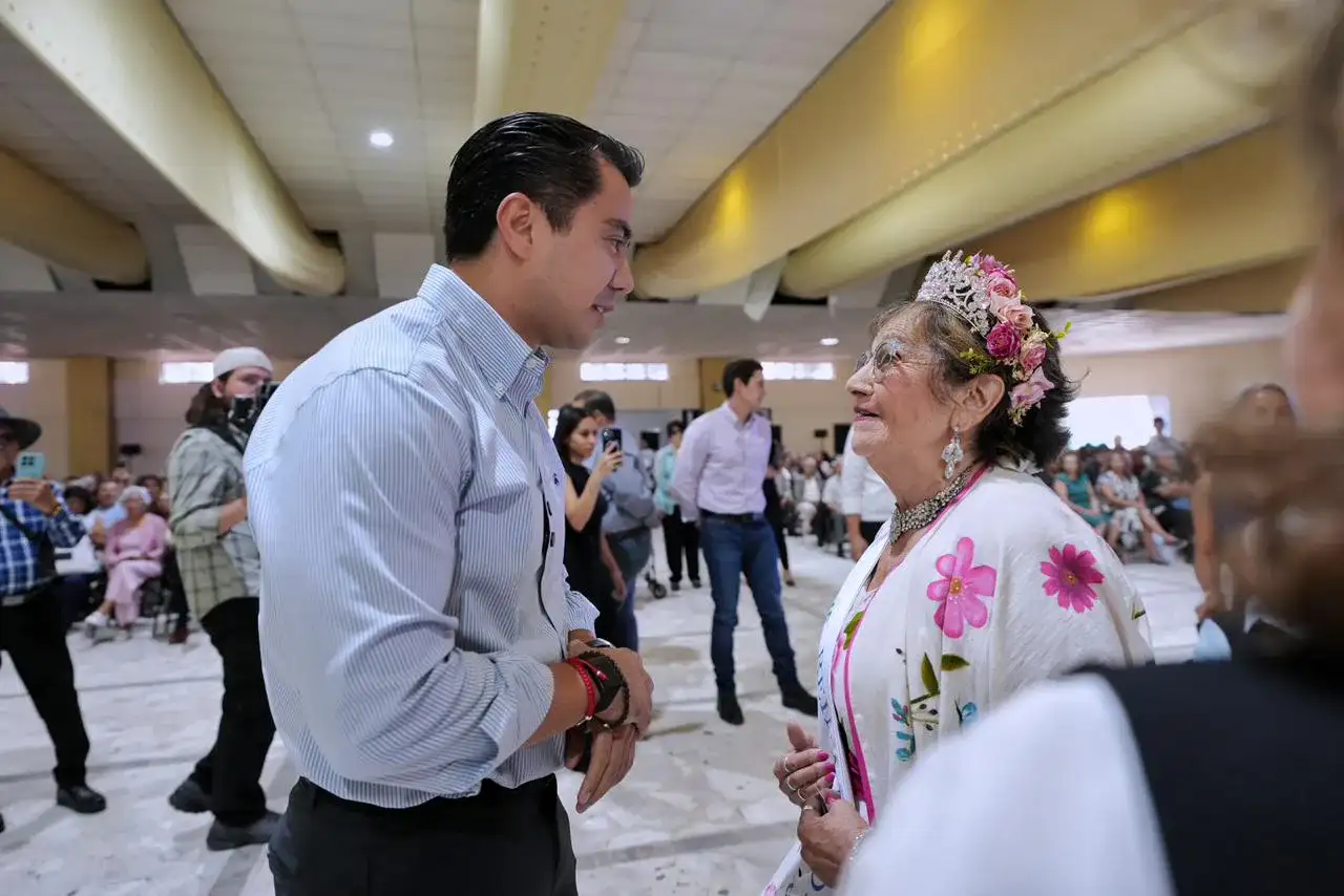 Personas adultas mayores durante el Baile de Plata en Querétaro