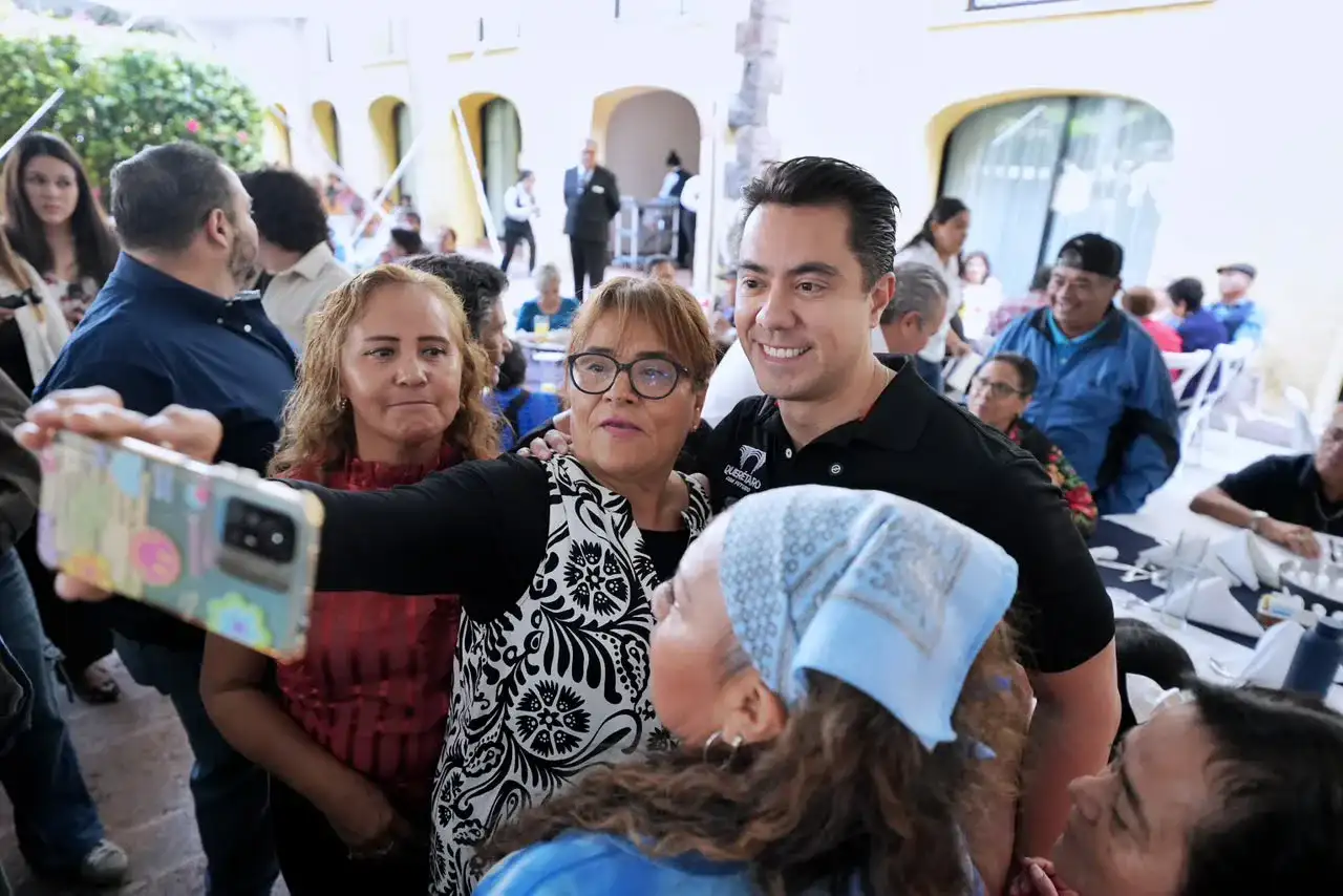 Personas adultas mayores reunidas en un evento público en Querétaro