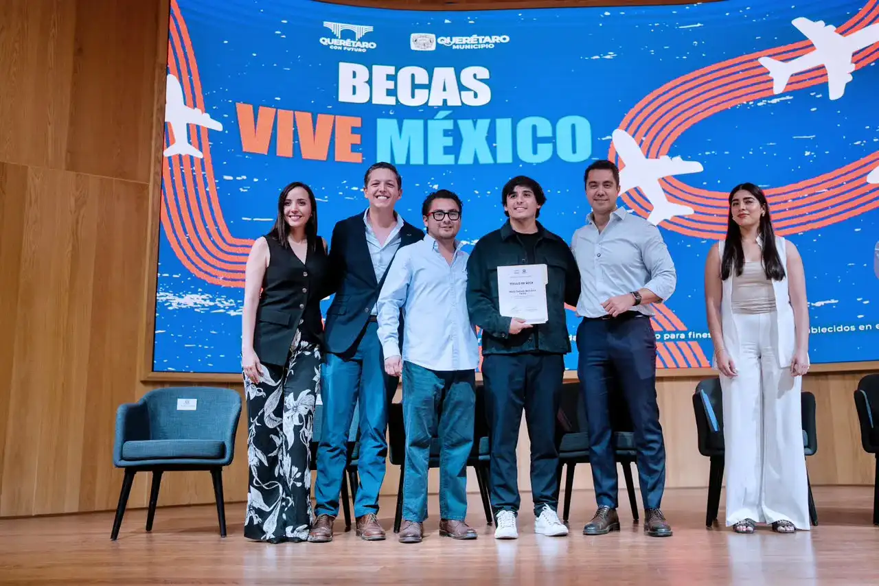 Jóvenes reunidos durante la entrega de becas de movilidad internacional en Querétaro