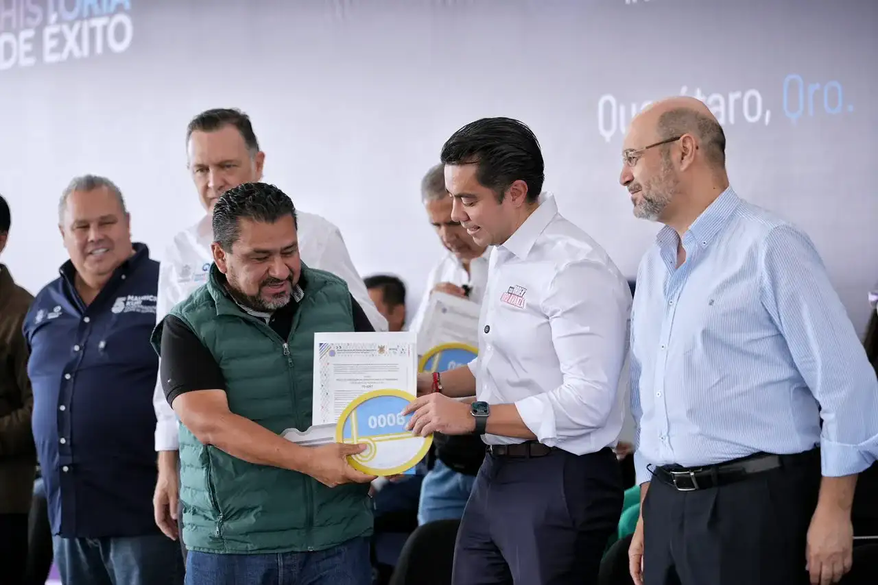 Autoridades y taxistas durante la entrega de concesiones en Querétaro