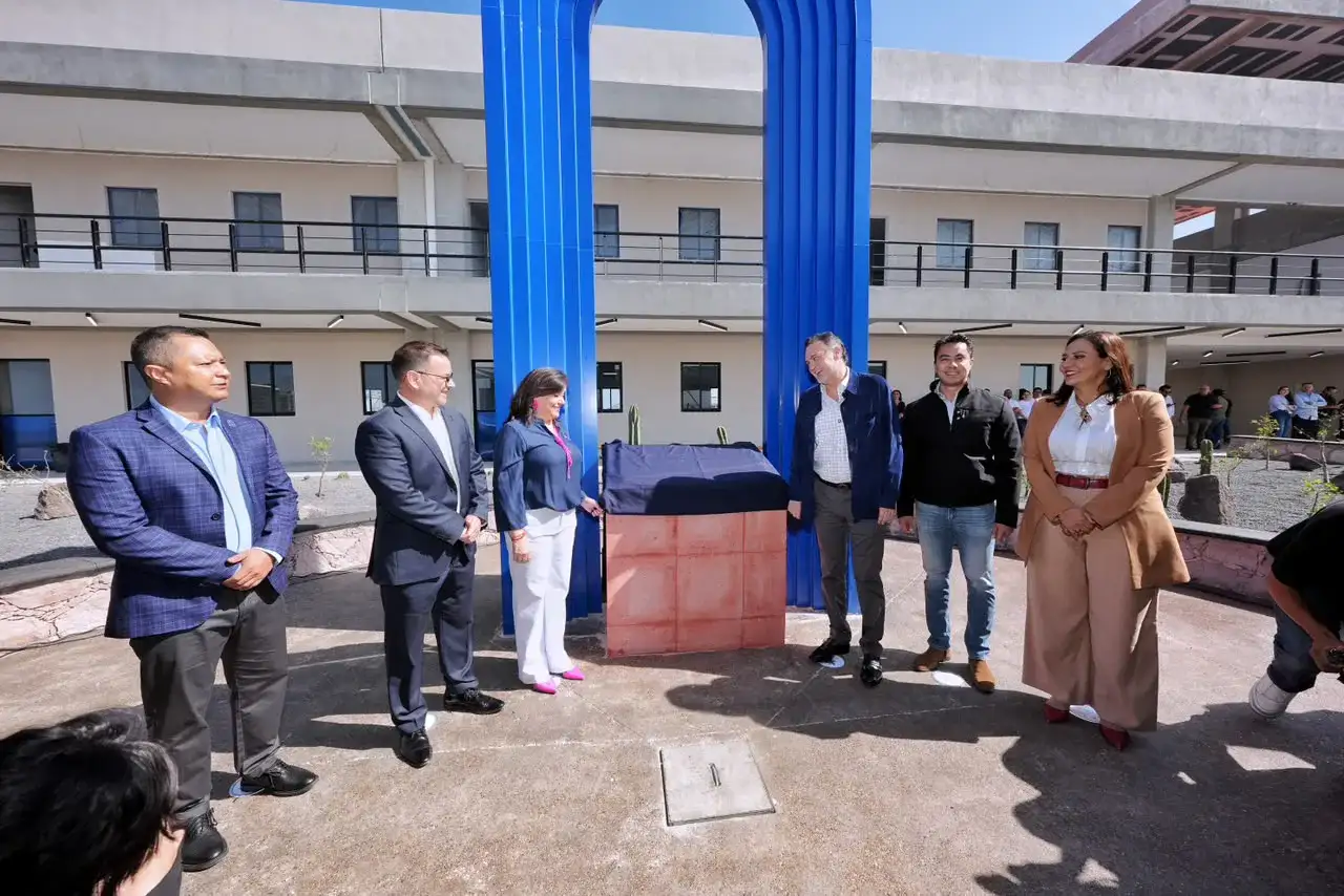 Autoridades durante la inauguración del nuevo edificio de bachilleres en Querétaro