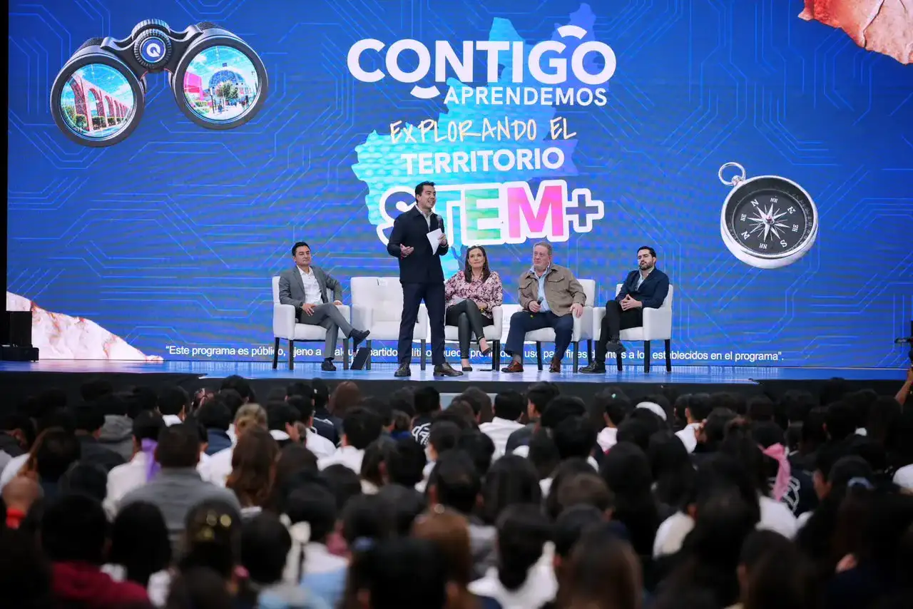 Jóvenes y autoridades durante un panel educativo sobre ciencia y tecnología en Querétaro