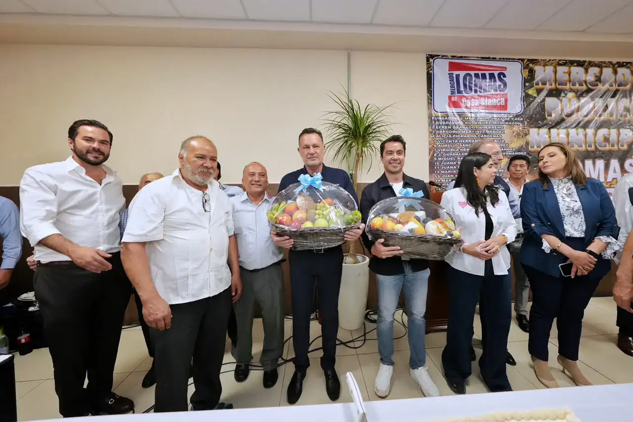 Comerciantes y autoridades en la celebración del 47 aniversario del Mercado Lomas de Casa Blanca