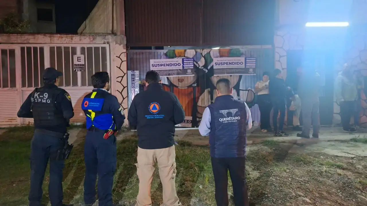 Personal municipal durante un operativo de inspección en un evento en Querétaro