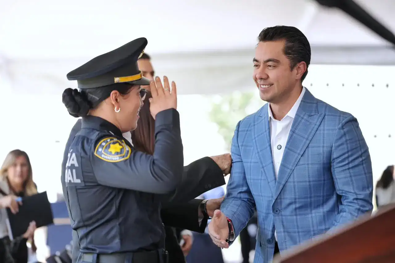 Entrega de patrullas y uniformes a la policía de Querétaro