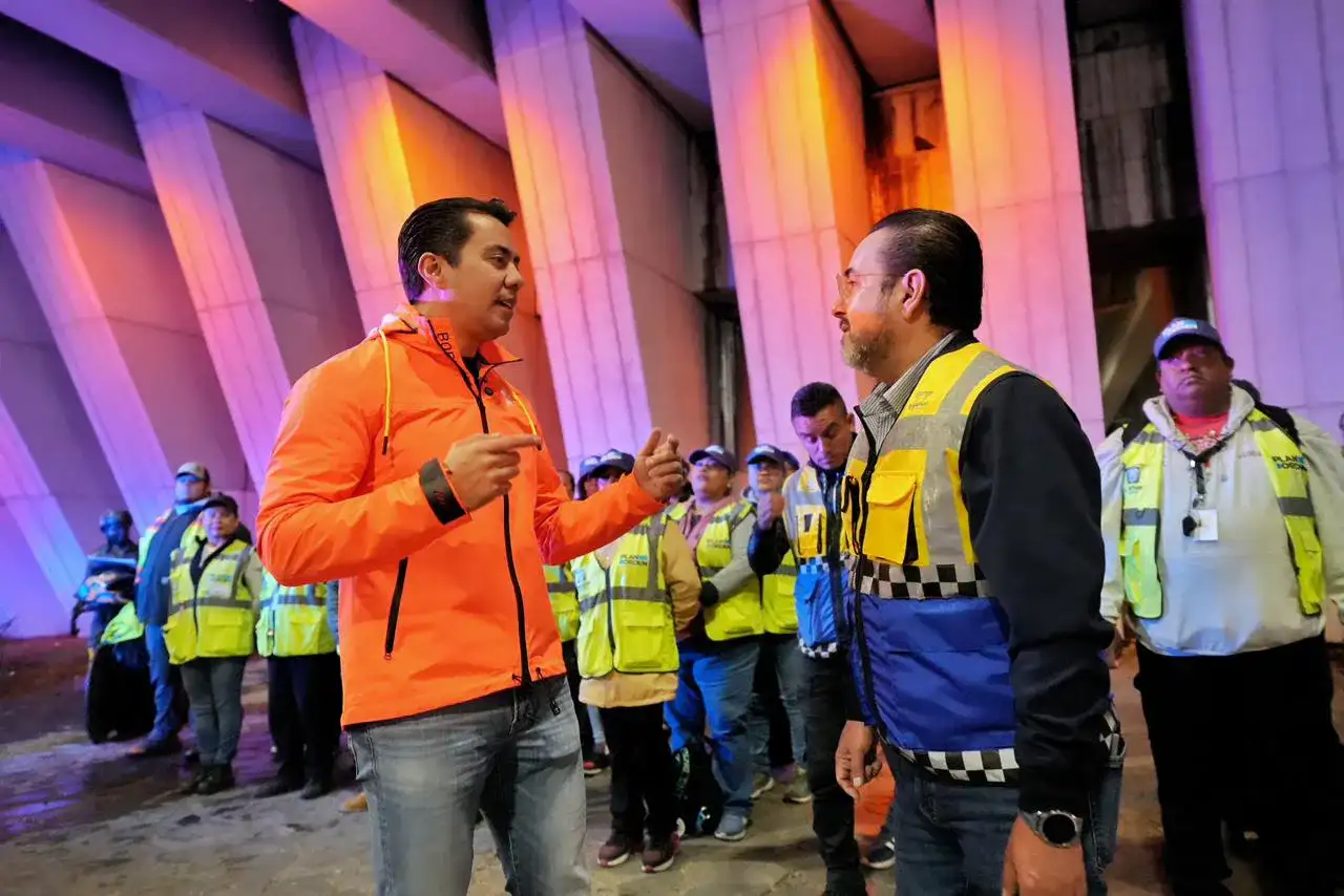 Auxiliar vial dirigiendo el tráfico en una avenida de Querétaro