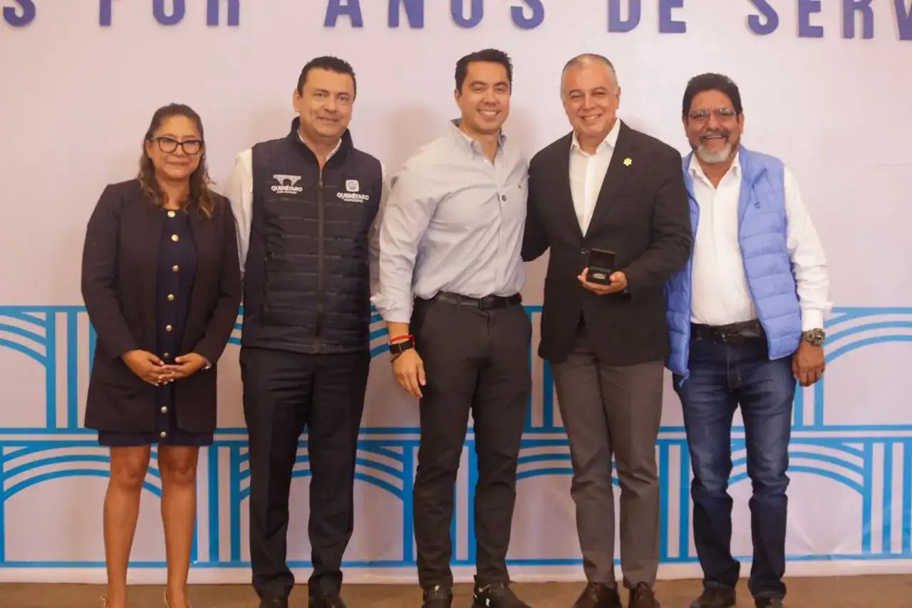 Entrega de estímulos a trabajadores municipales en Querétaro
