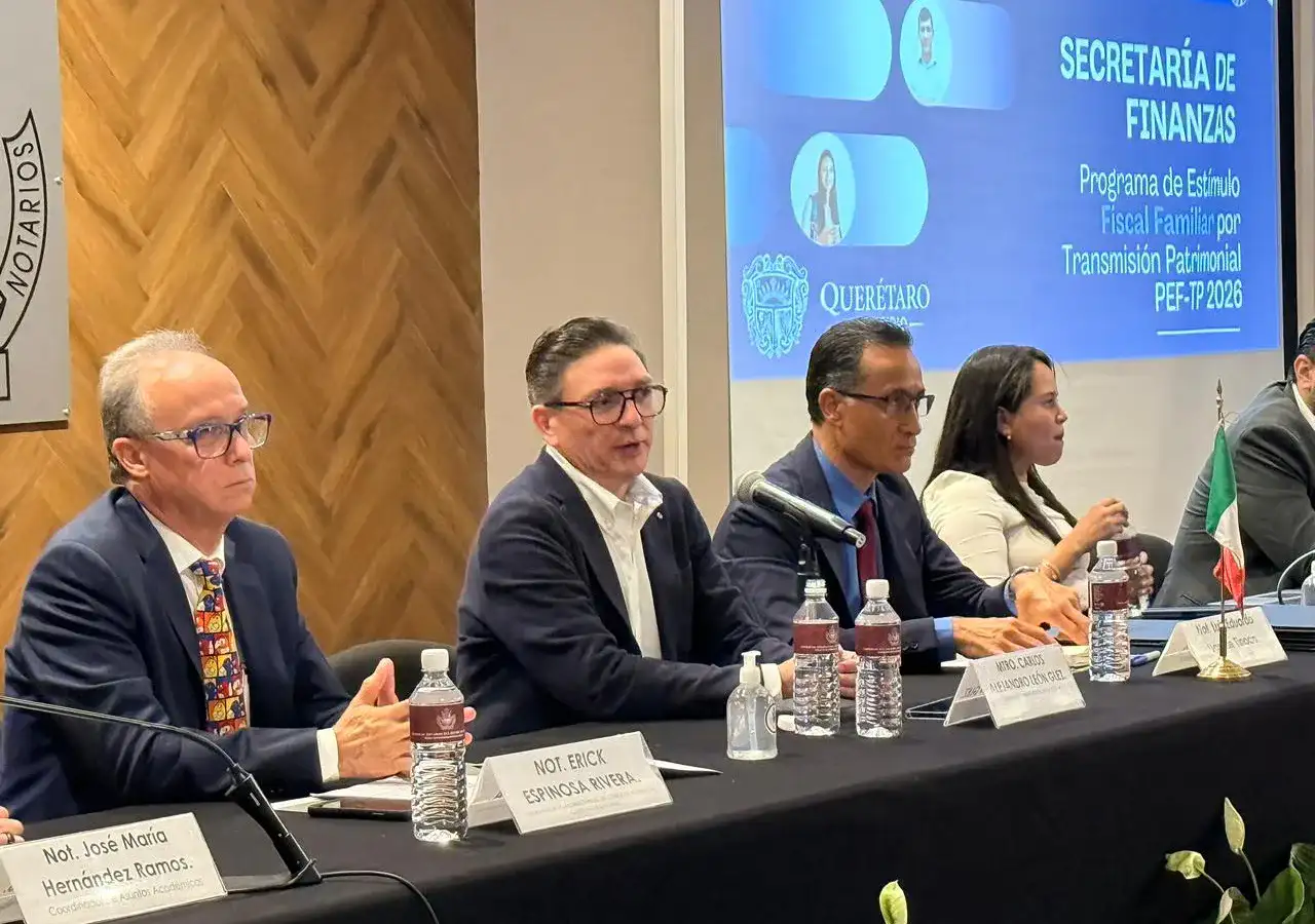 Funcionarios municipales y notarios reunidos en Querétaro