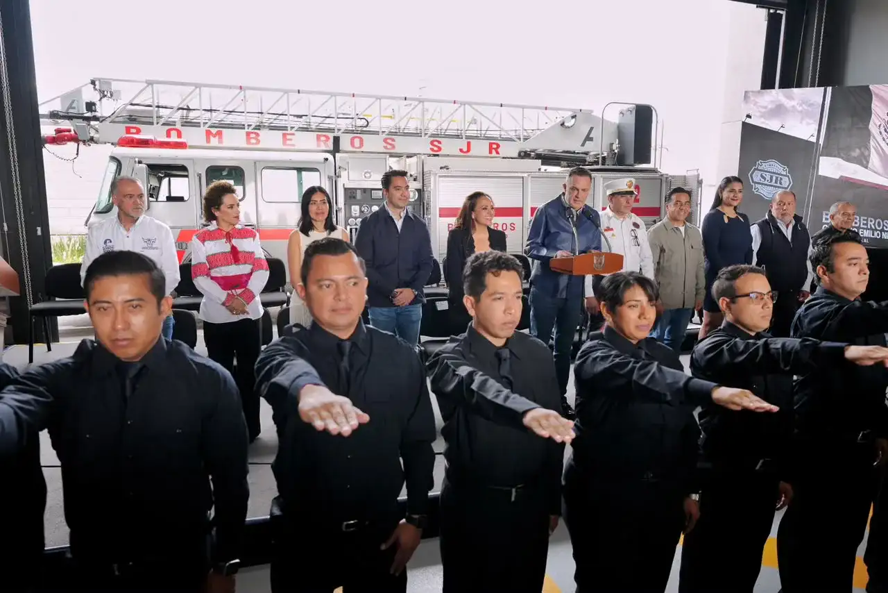 Bomberos en formación durante ceremonia de toma de protesta en Querétaro