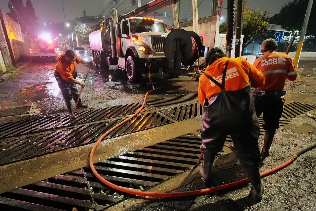 Calles de Querétaro durante una lluvia, con vehículos circulando sobre agua acumulada