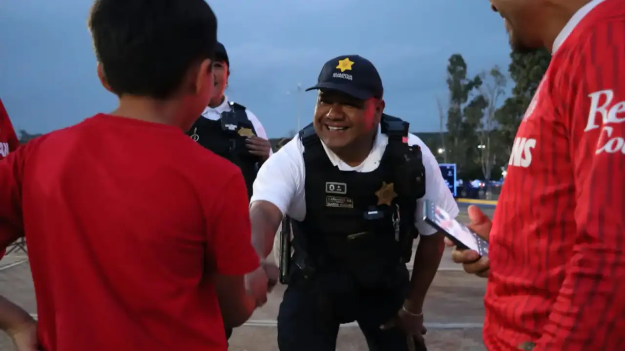 Patrulla de la policía municipal de Querétaro en una calle de la ciudad