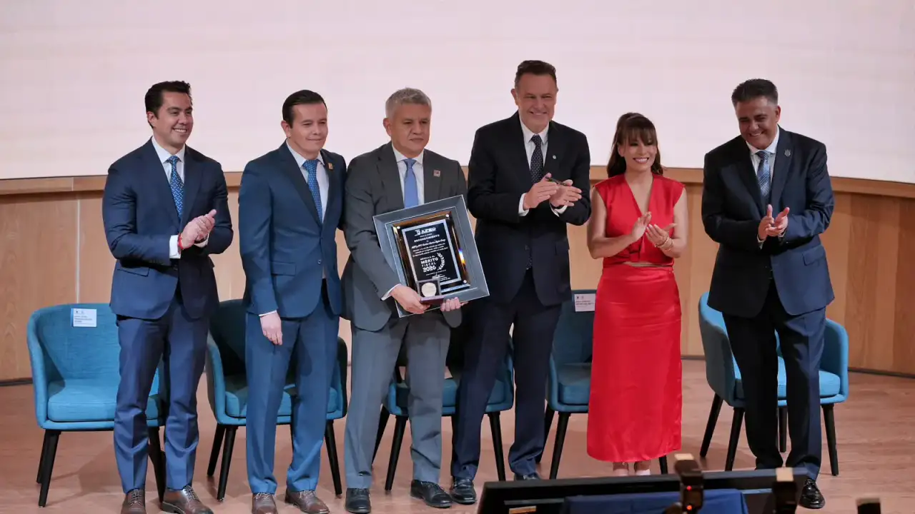 Autoridades durante la ceremonia del XV aniversario de la Asociación de Fiscalistas en Querétaro