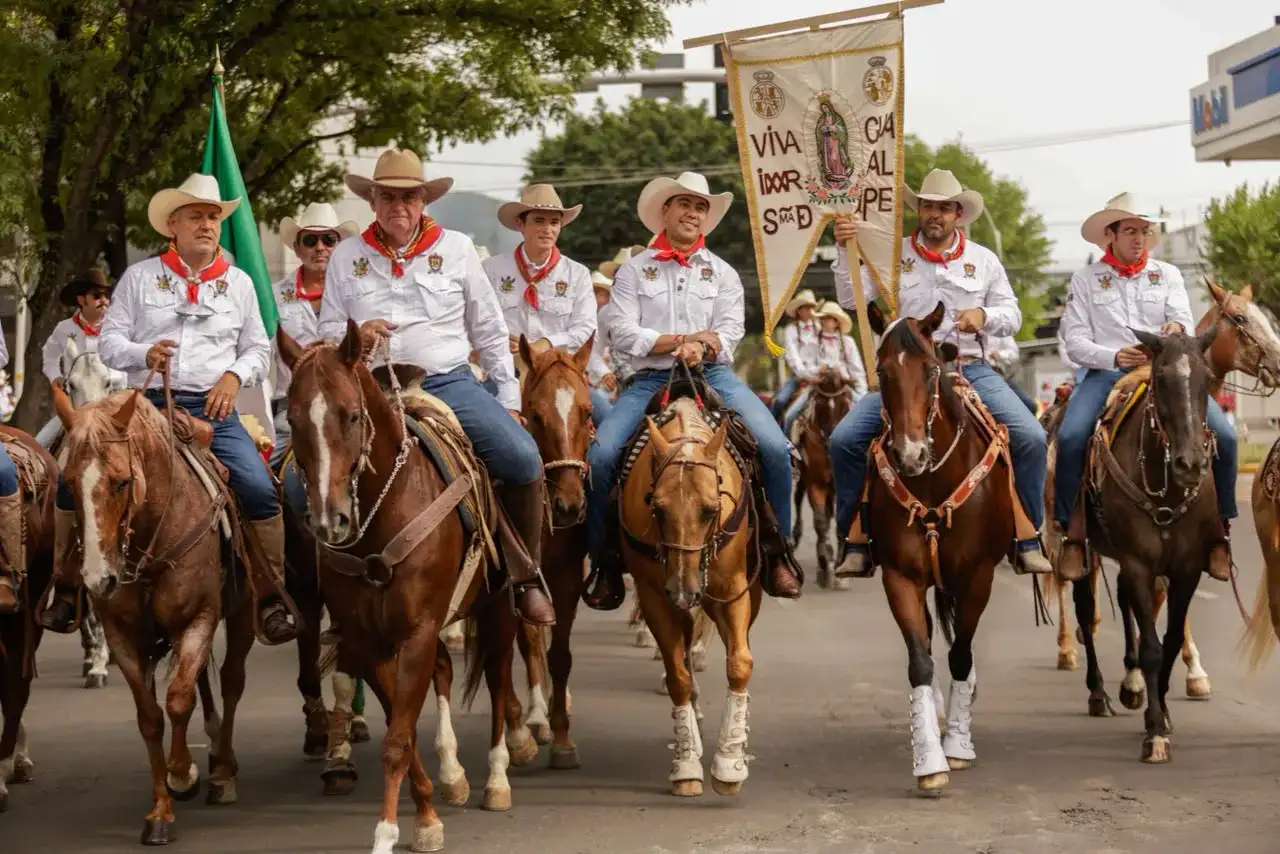 Jinetes durante la cabalgata de la Conspiración en el Centro Histórico de Querétaro