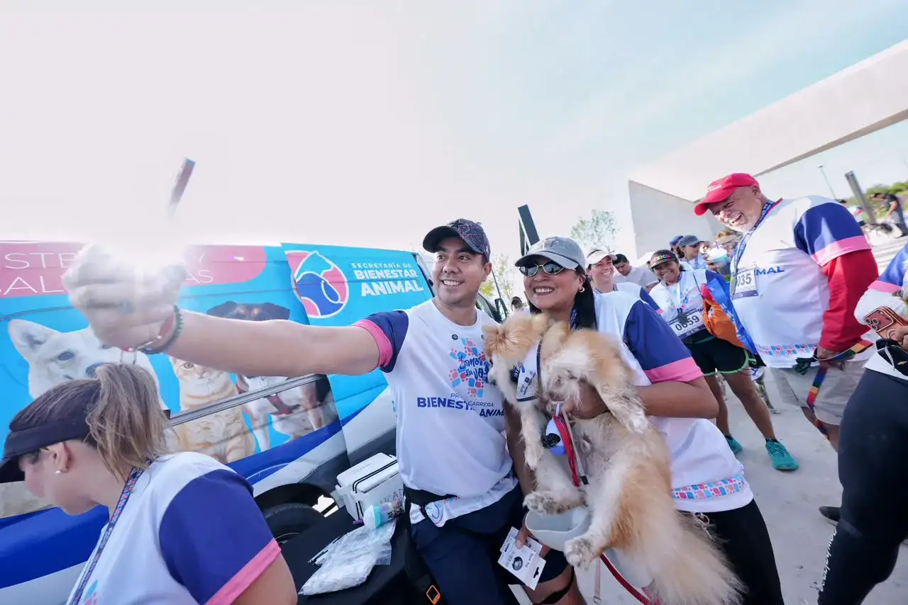 Personas y mascotas durante una carrera en un parque de Querétaro