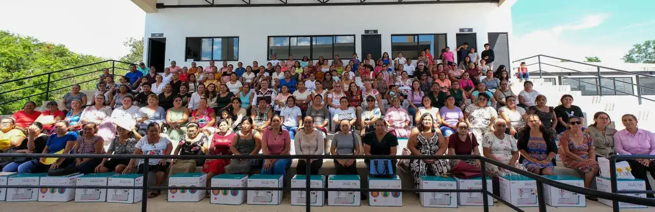 Mujeres reunidas durante la entrega de máquinas de coser en Chetumal, Quintana Roo