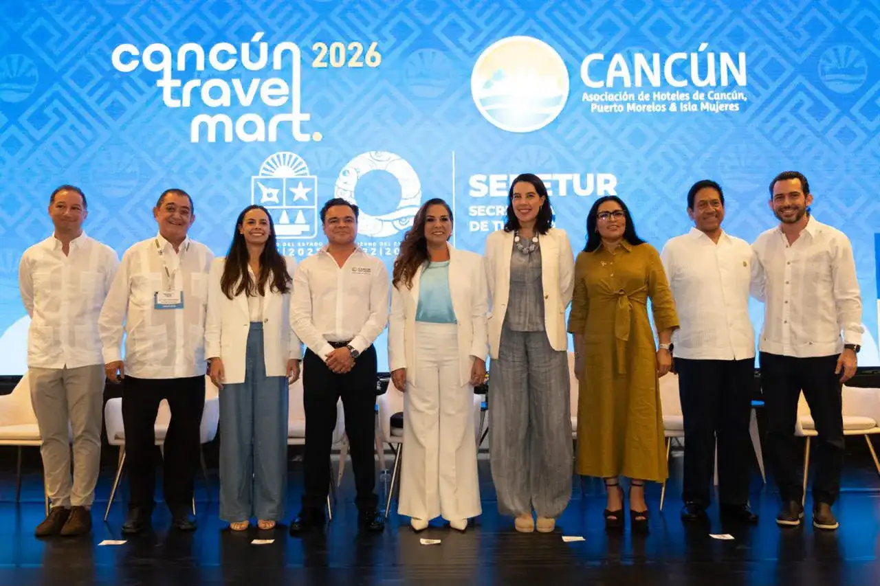 Autoridades y empresarios durante la inauguración del Cancún Travel Mart 2026