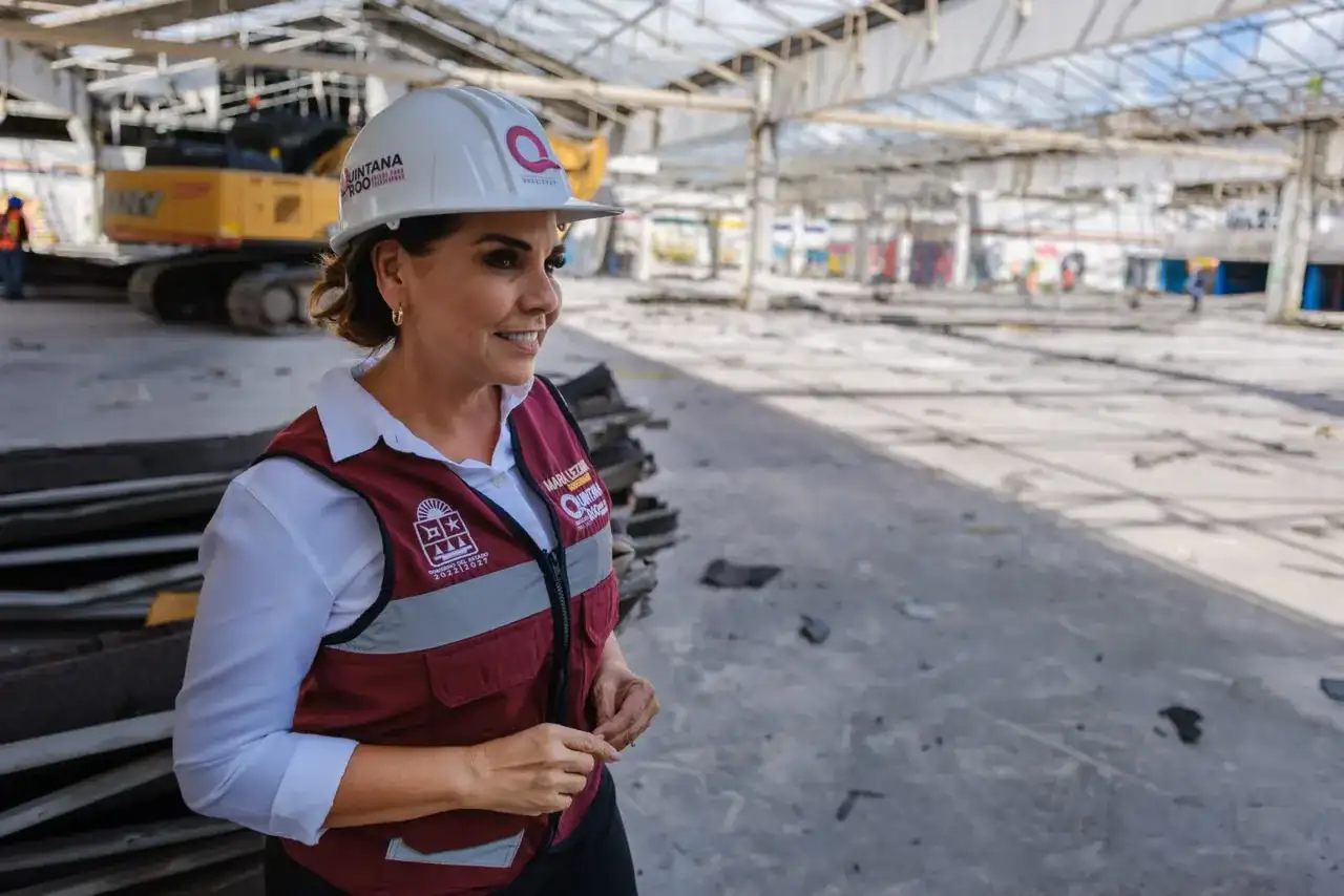 Maquinaria de construcción en el terreno del futuro hospital del ISSSTE en Cancún