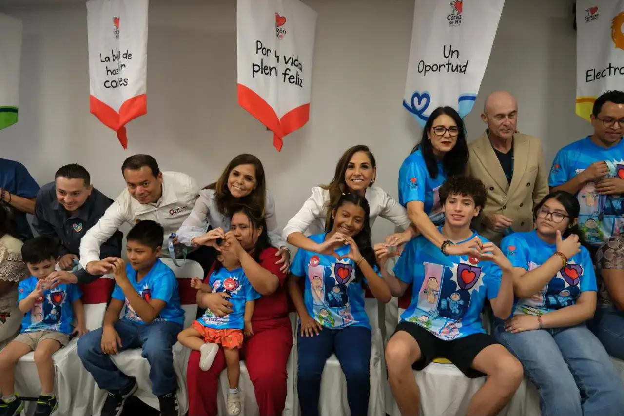 Menores y familias durante una ceremonia de alta médica en Cancún