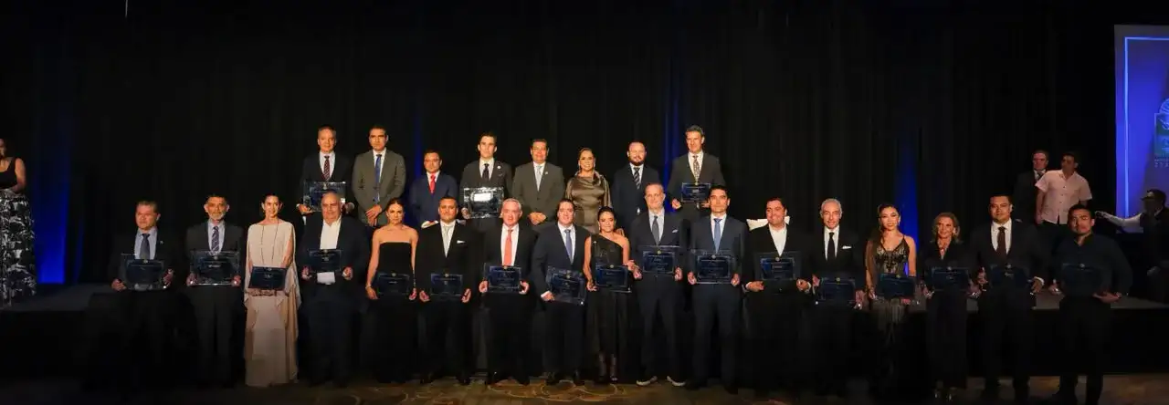 Autoridades y empresarios durante una ceremonia oficial en Cancún, Quintana Roo