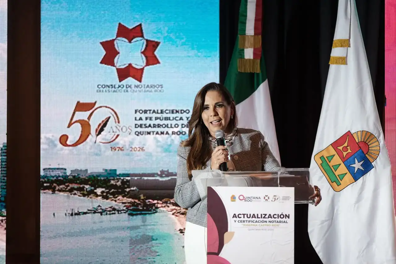 Notarios y autoridades durante la inauguración de un curso de certificación notarial en Quintana Roo