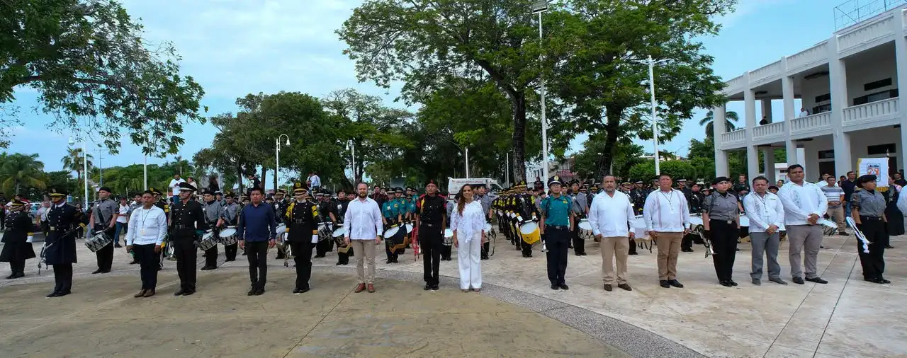 Autoridades y jóvenes durante el izamiento de la Bandera de Quintana Roo en Chetumal