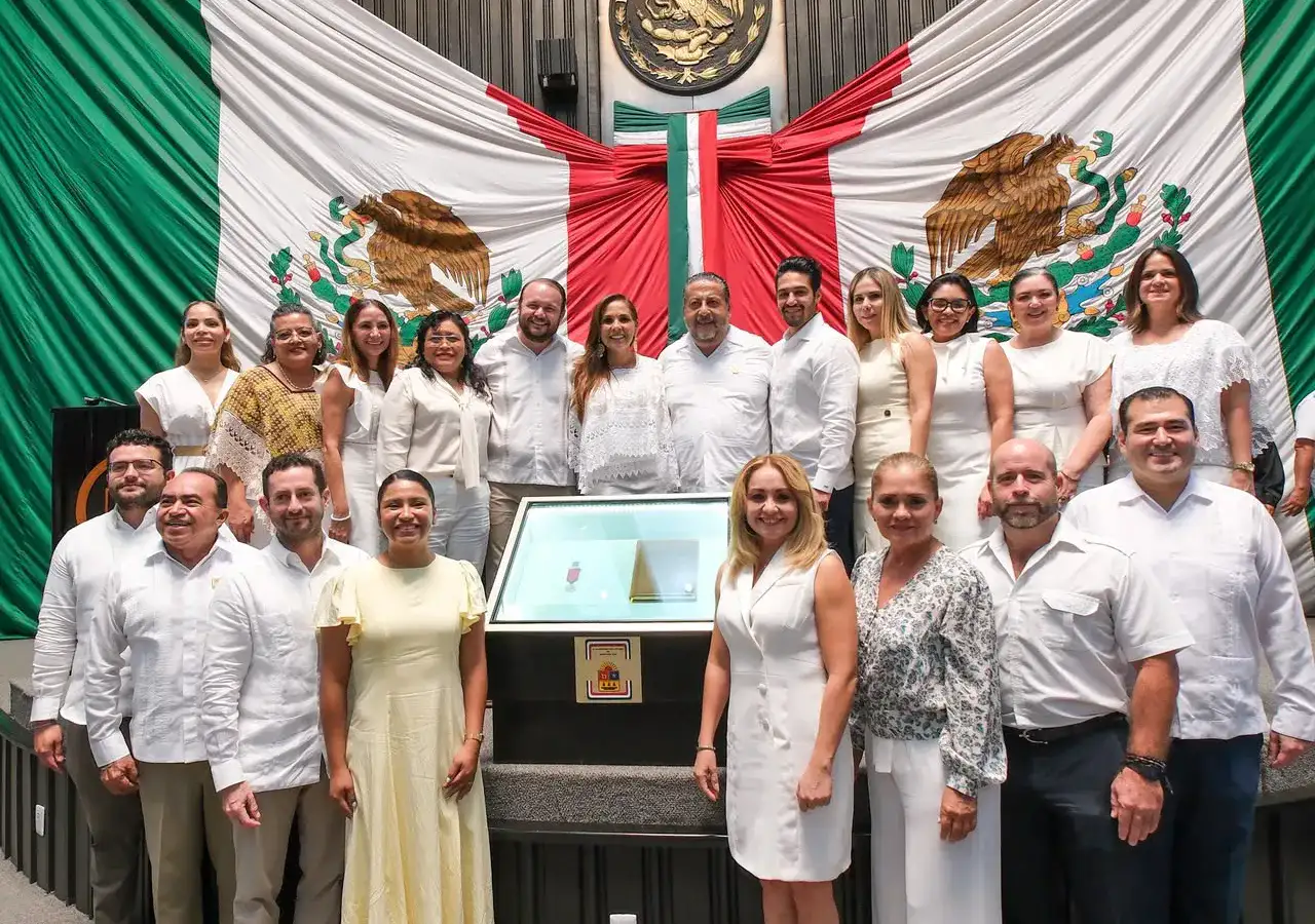 Sesión solemne del Congreso de Quintana Roo por el 52 aniversario de la entidad