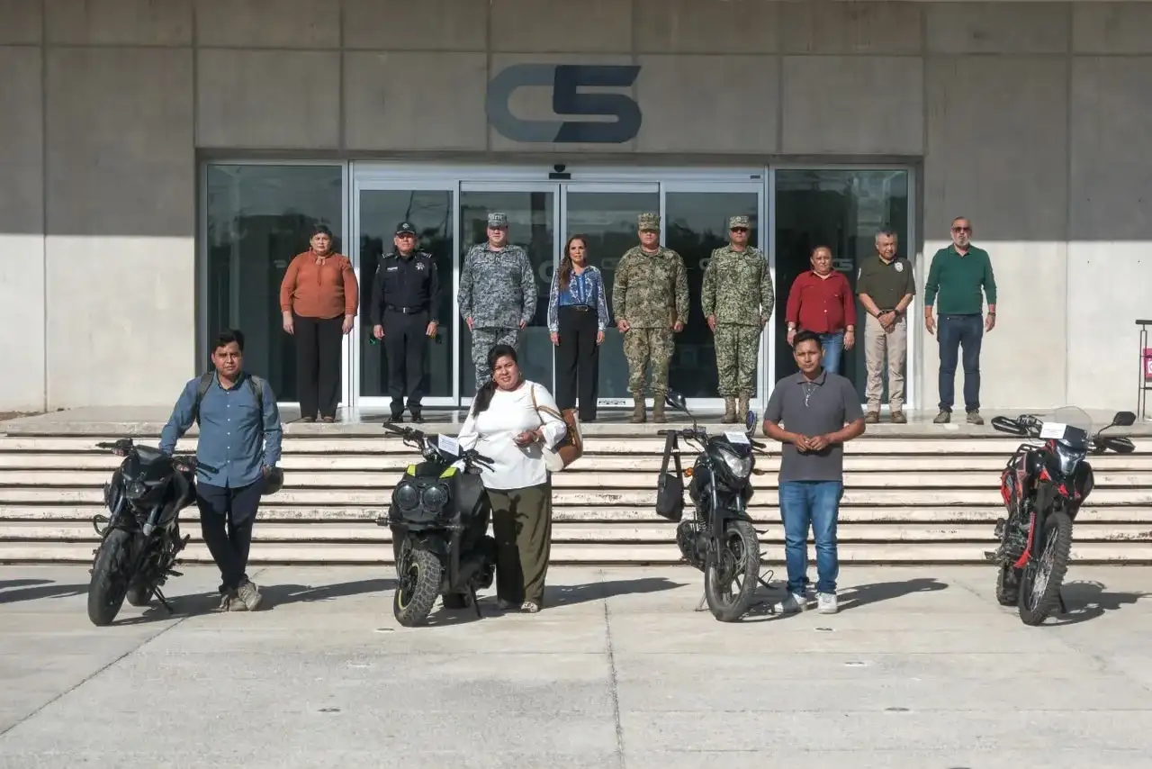 Vehículos recuperados formados durante su entrega a propietarios en Cancún
