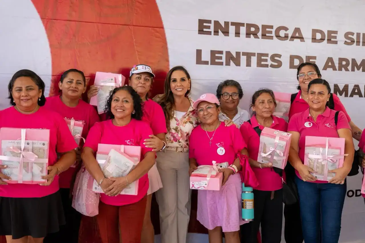 Personas con discapacidad durante una entrega de apoyos funcionales en Quintana Roo