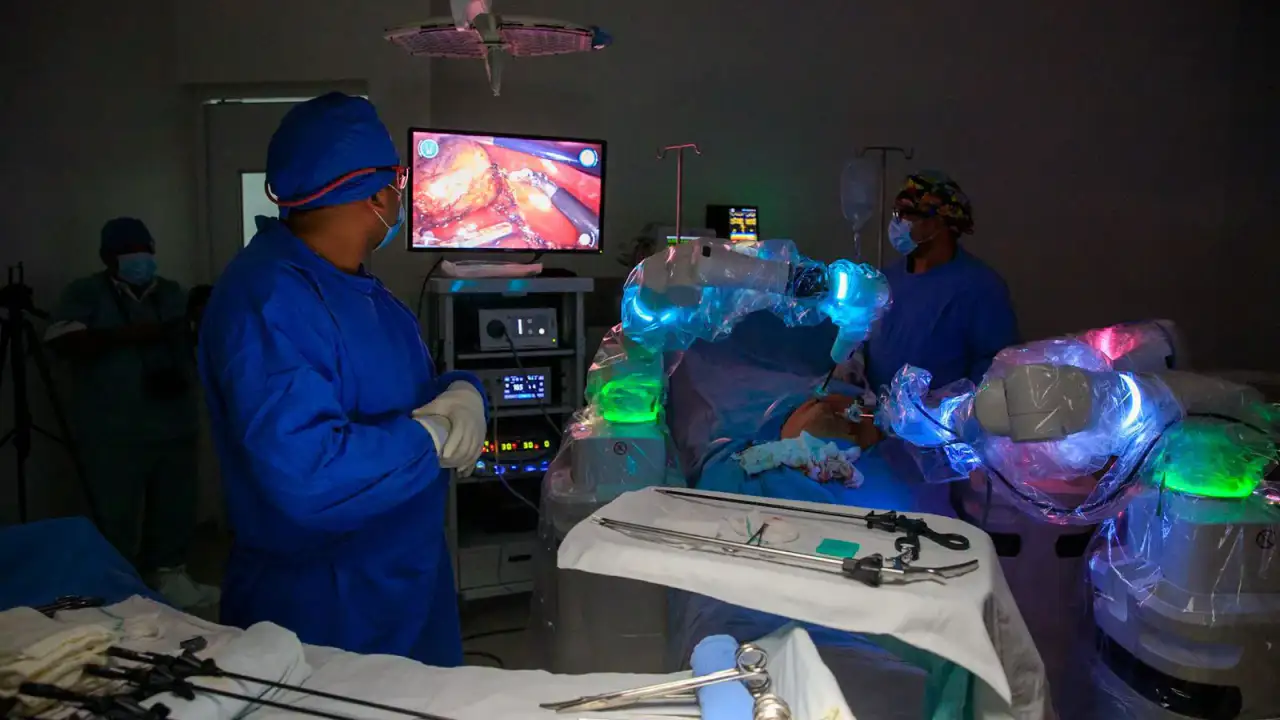 Cirujanos operando con sistema robótico en hospital de Cancún