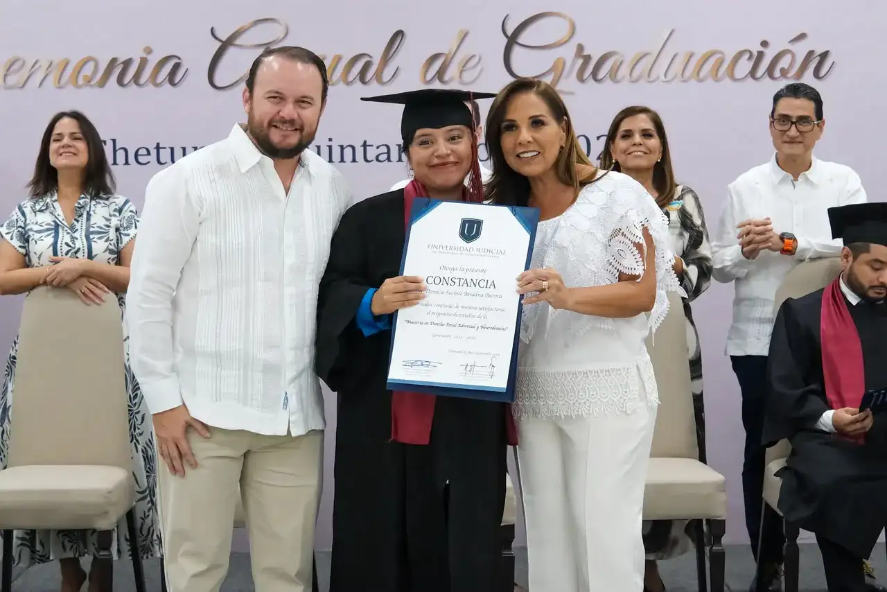 Graduados de posgrado en derecho durante ceremonia en Chetumal, Quintana Roo