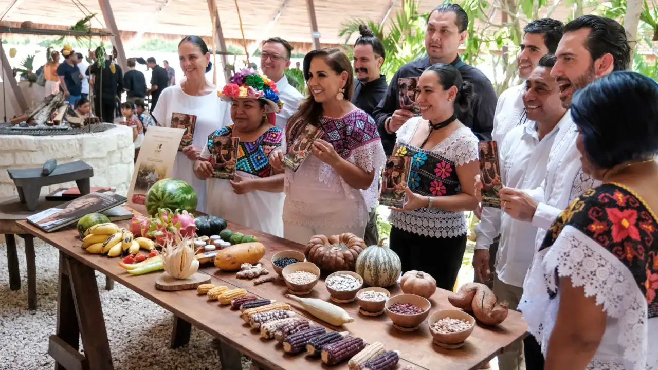 Mesa con platillos tradicionales de Quintana Roo durante la presentación de la guía gastronómica