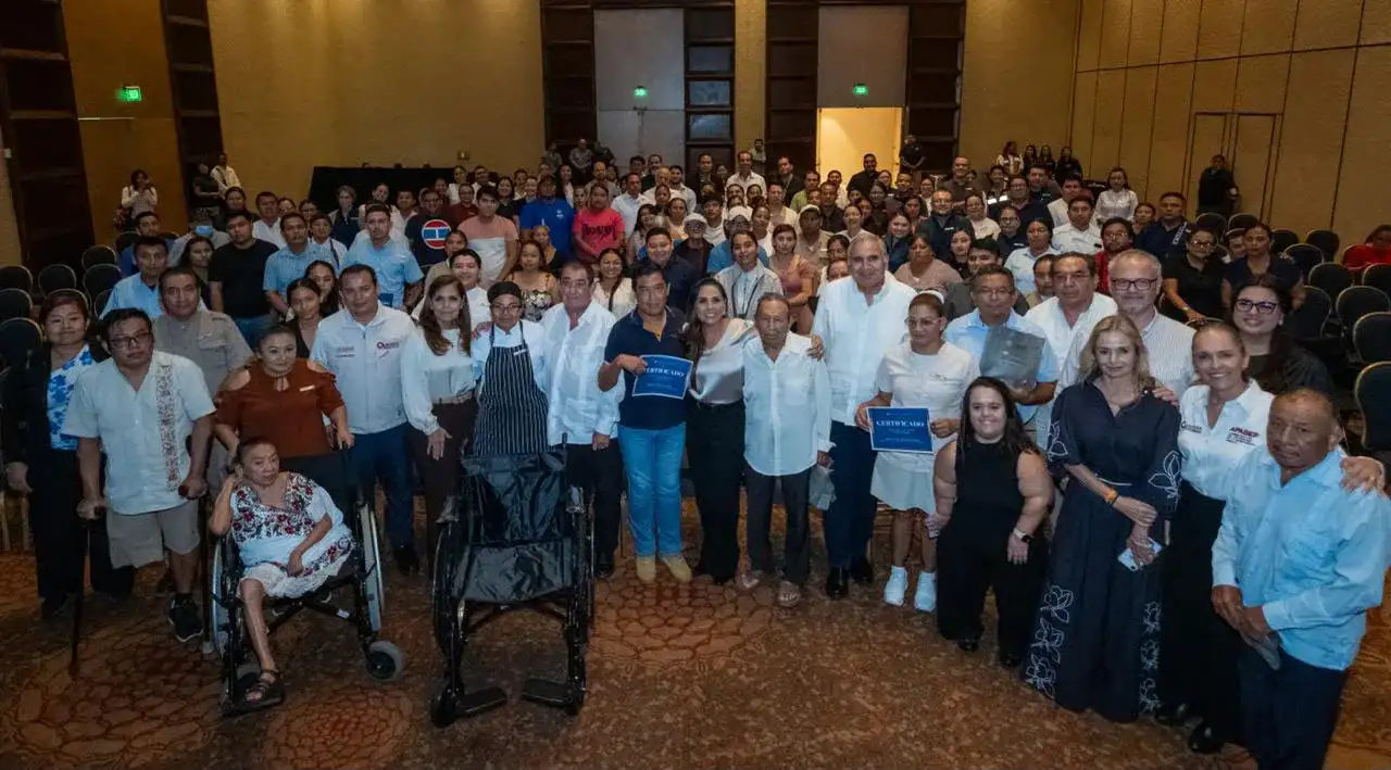 Trabajadores de un hotel en Cancún durante una jornada de entrega de apoyos funcionales