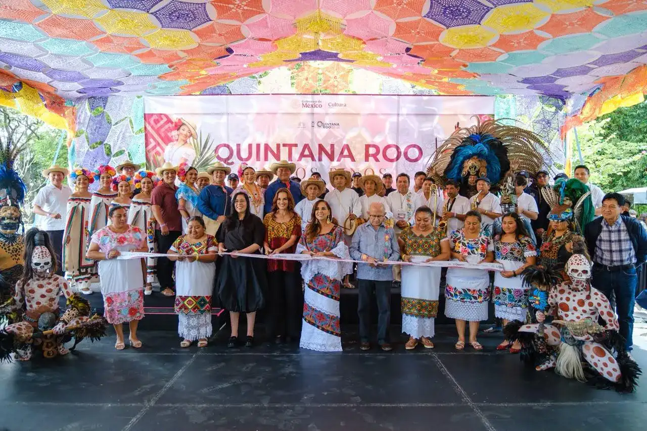 Artesanas y productores durante la muestra cultural en Los Pinos