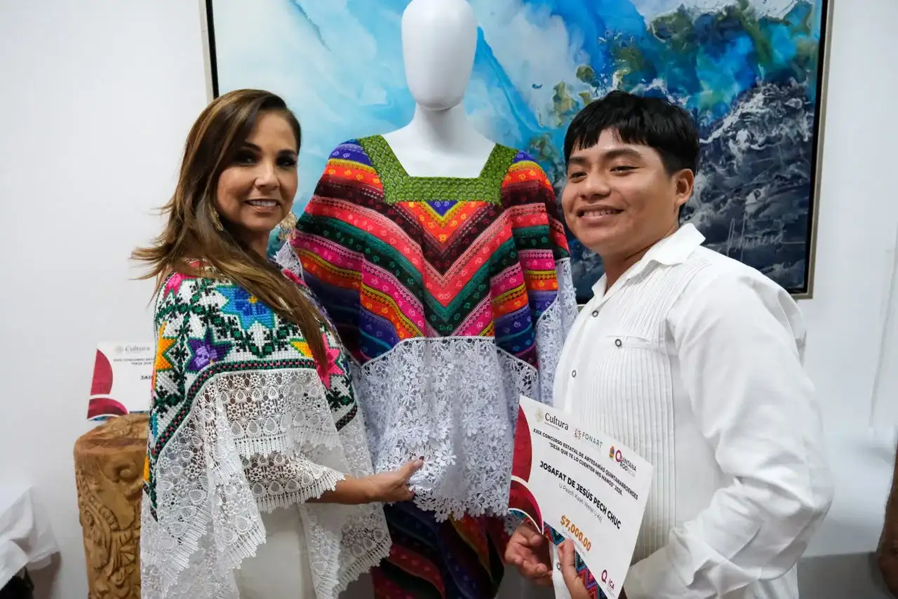 Artesanas y artesanos durante una ceremonia de premiación en Chetumal