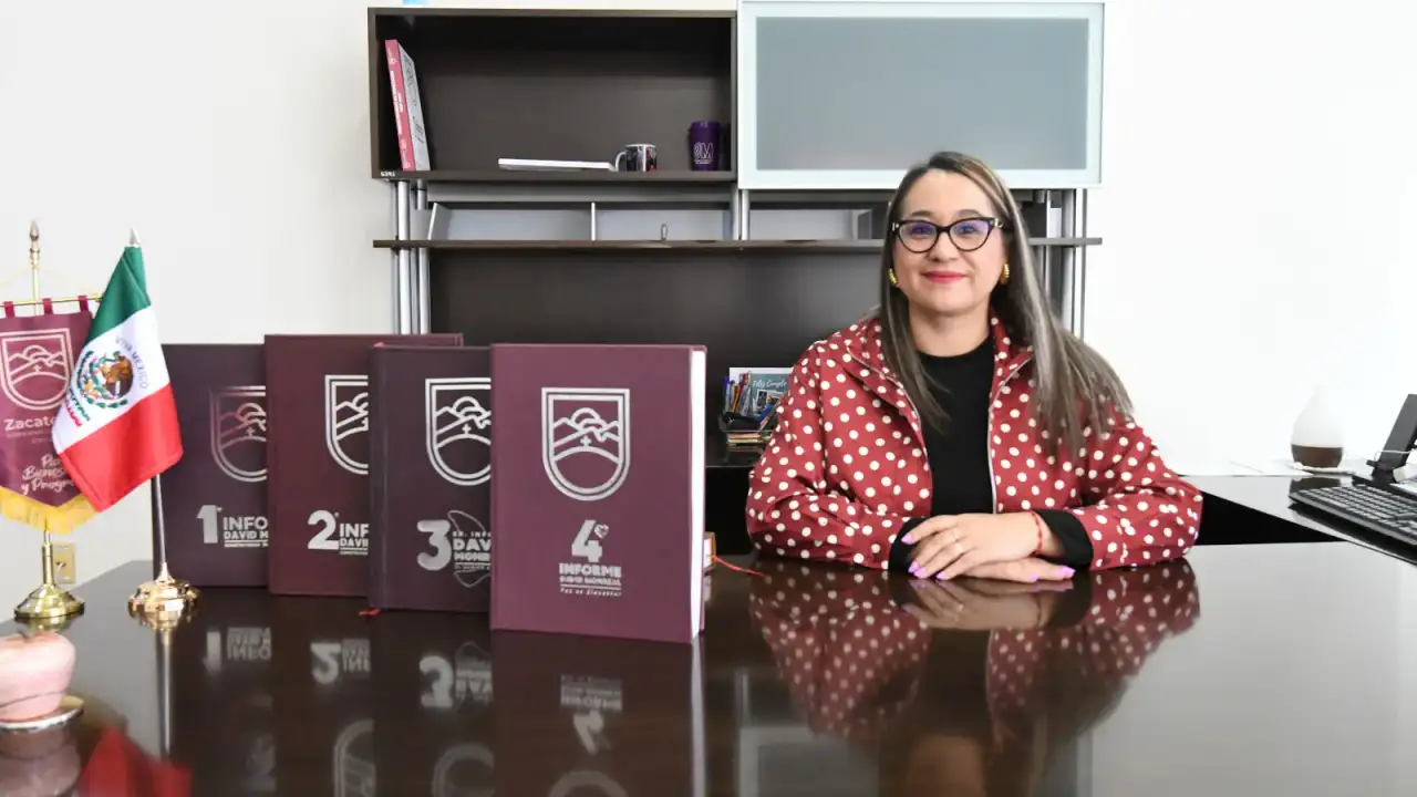 Documento del Quinto Informe de Gobierno de Zacatecas sobre una mesa
