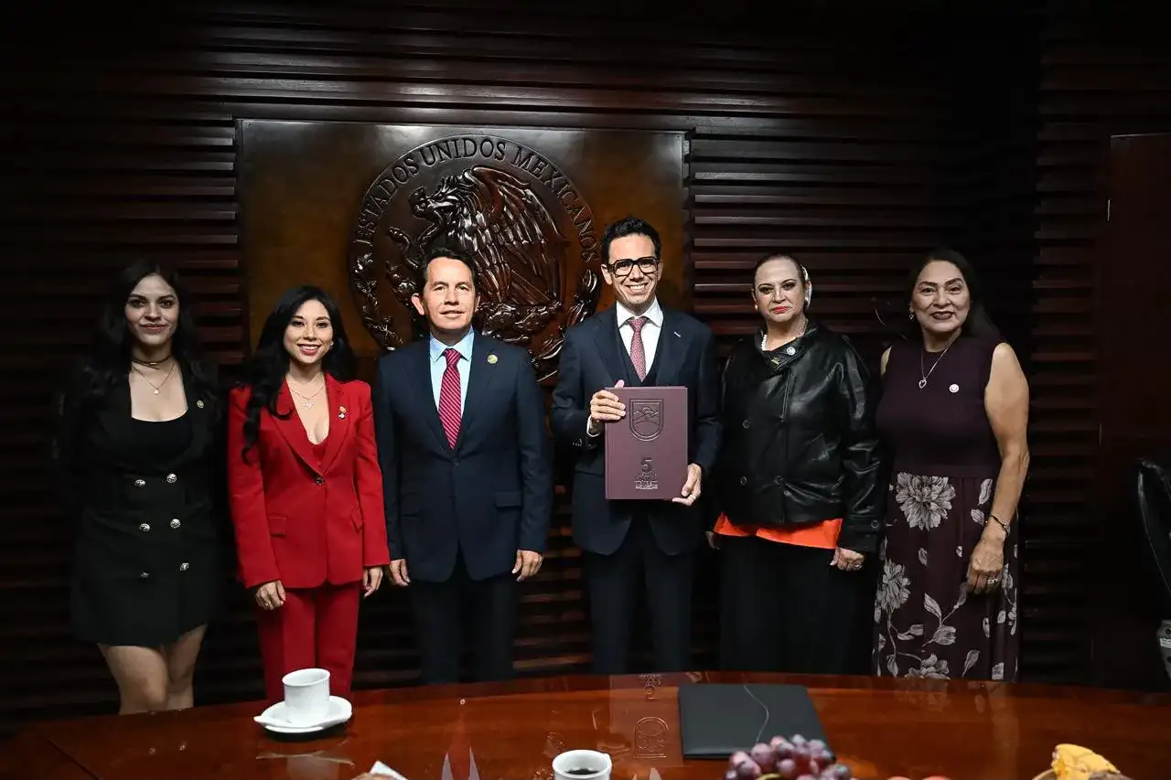 Sesión solemne en el Congreso de Zacatecas durante la entrega del informe