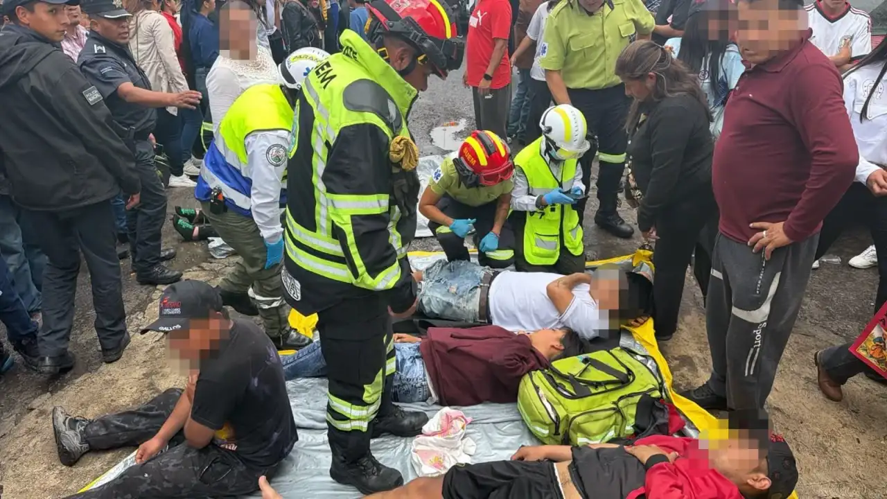 Ambulancia del SUEM estacionada cerca de un cerro en Toluca durante operativo de emergencia