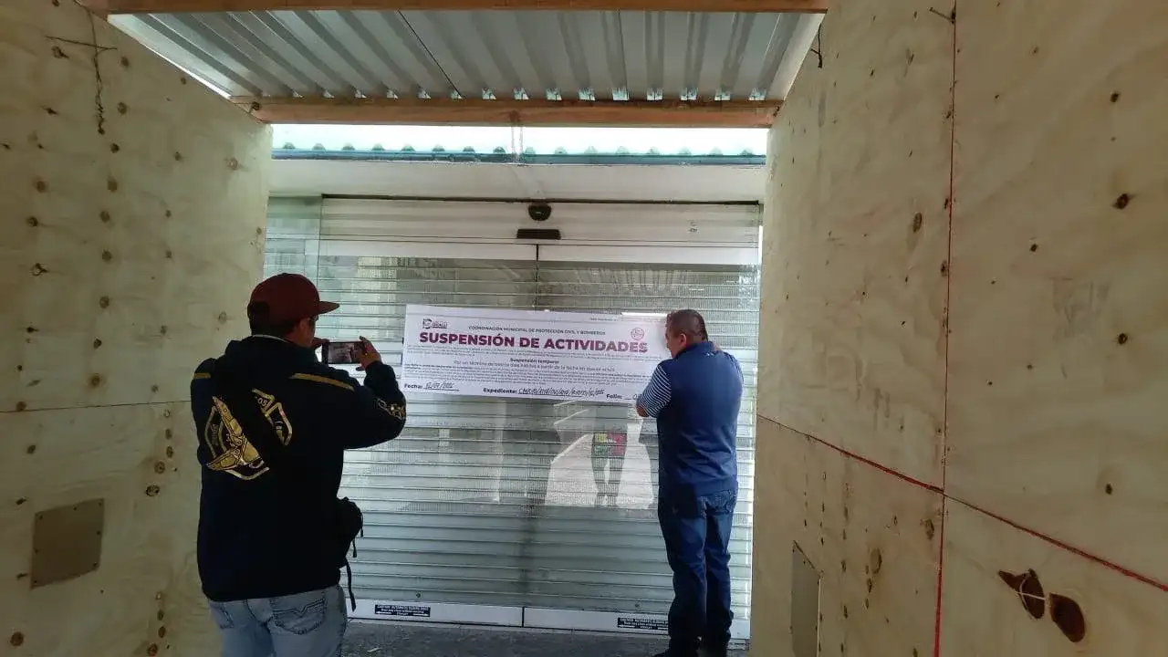 Entrada de plaza Luna Parc con estructura metálica de protección peatonal