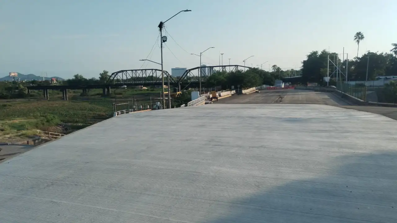 Vista del bulevar Pedro Infante con obras de construcción y tráfico vehicular